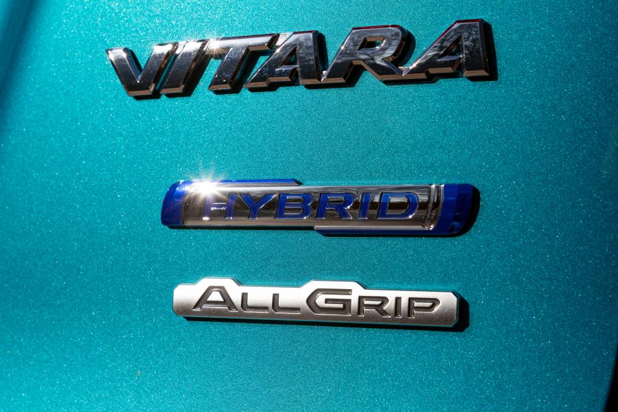 Логотип Suzuki Vitara Hybrid AllGrip 2020 года  (UK) (фото 7 из 22)